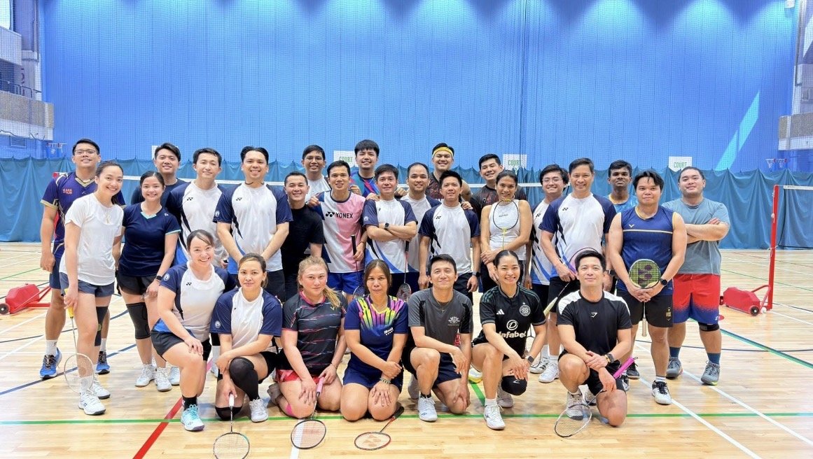 Large group photo of club members on court